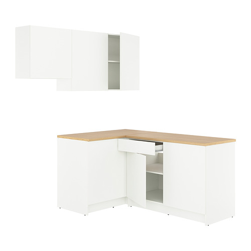 Esta imagen muestra una cocina blanca en forma de L KNOXHULT con encimera de efecto roble, que ofrece un amplio espacio de almacenamiento y espacio de trabajo.