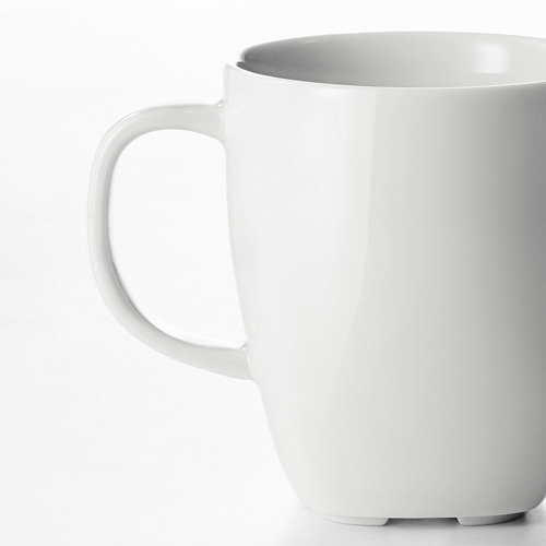 Una elegante taza de porcelana blanca se destaca por sí sola y muestra su acabado duradero y suave y su mango fuerte. Porcelanas, elegancia y durabilidad evidentes.