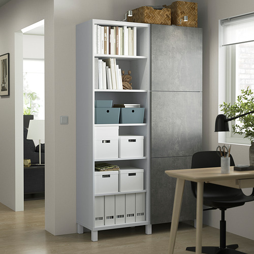 Mueble de almacenamiento blanco BESTÅ en oficina en casa con estantes mixtos abiertos/cerrados, escritorio y silla cercanos. Habitación luminosa con suelo de madera.