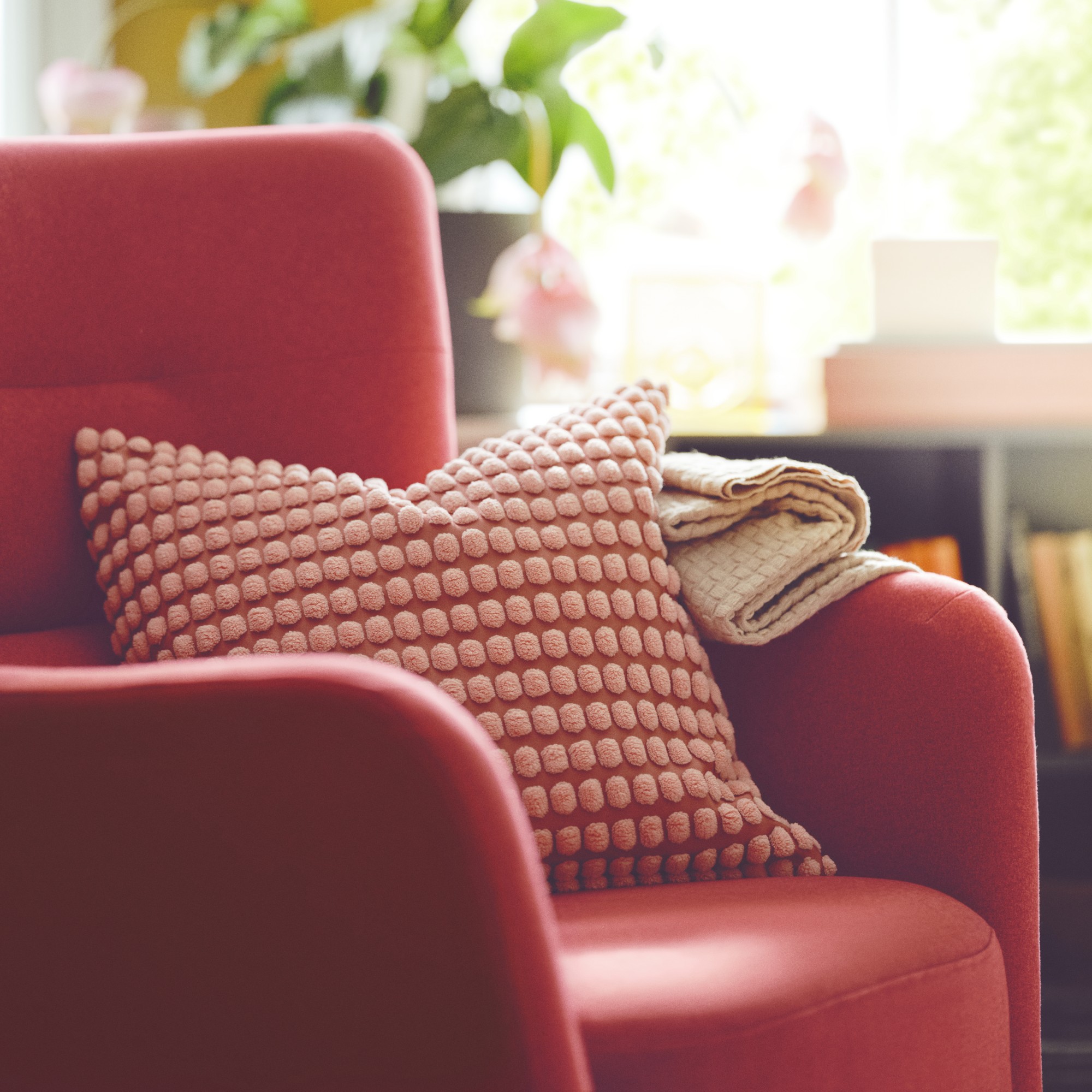 SVARTPOPPEL, cushion cover. 2 of 4 open dialog