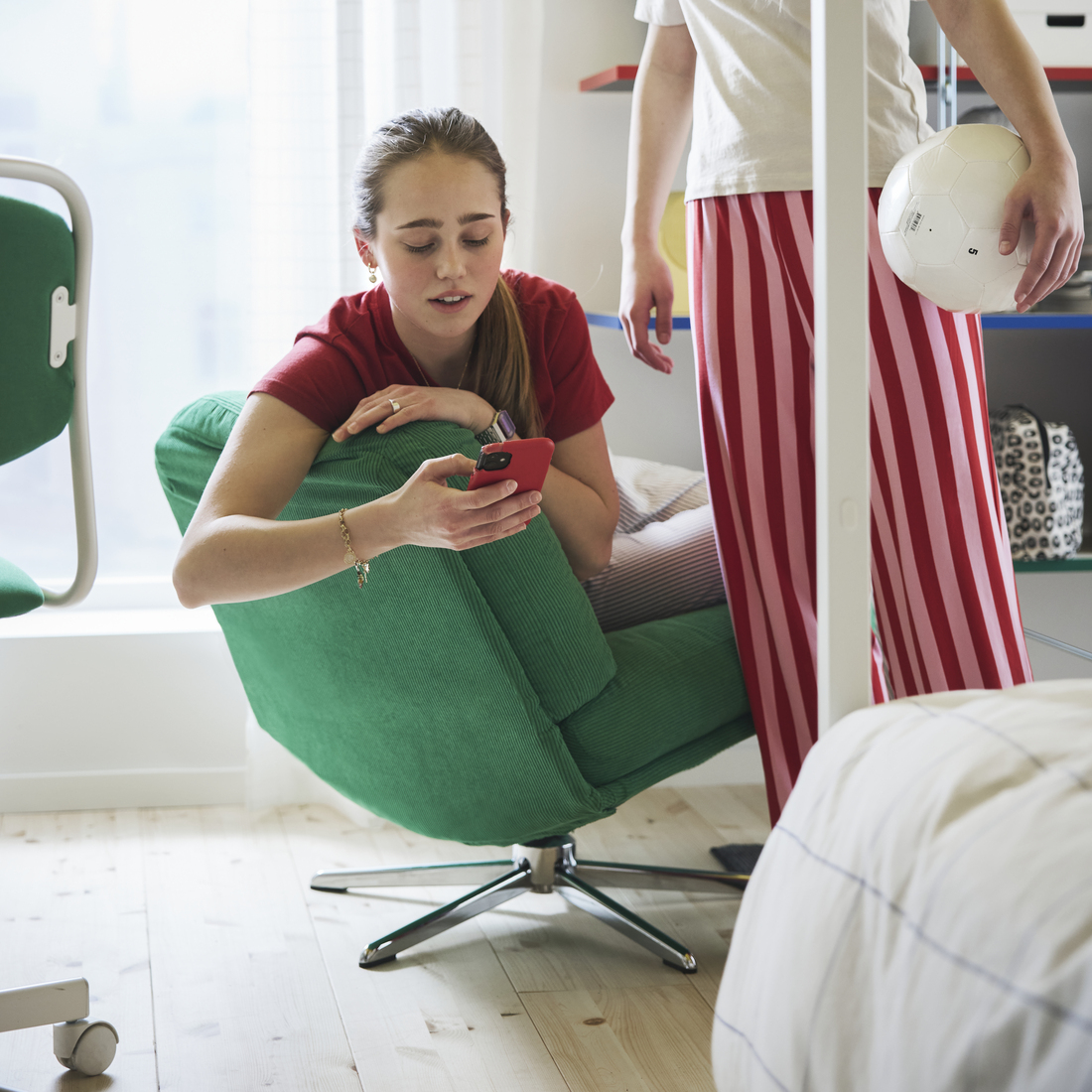 DYVLINGE, sillón giratorio. 3 de 9 open dialog