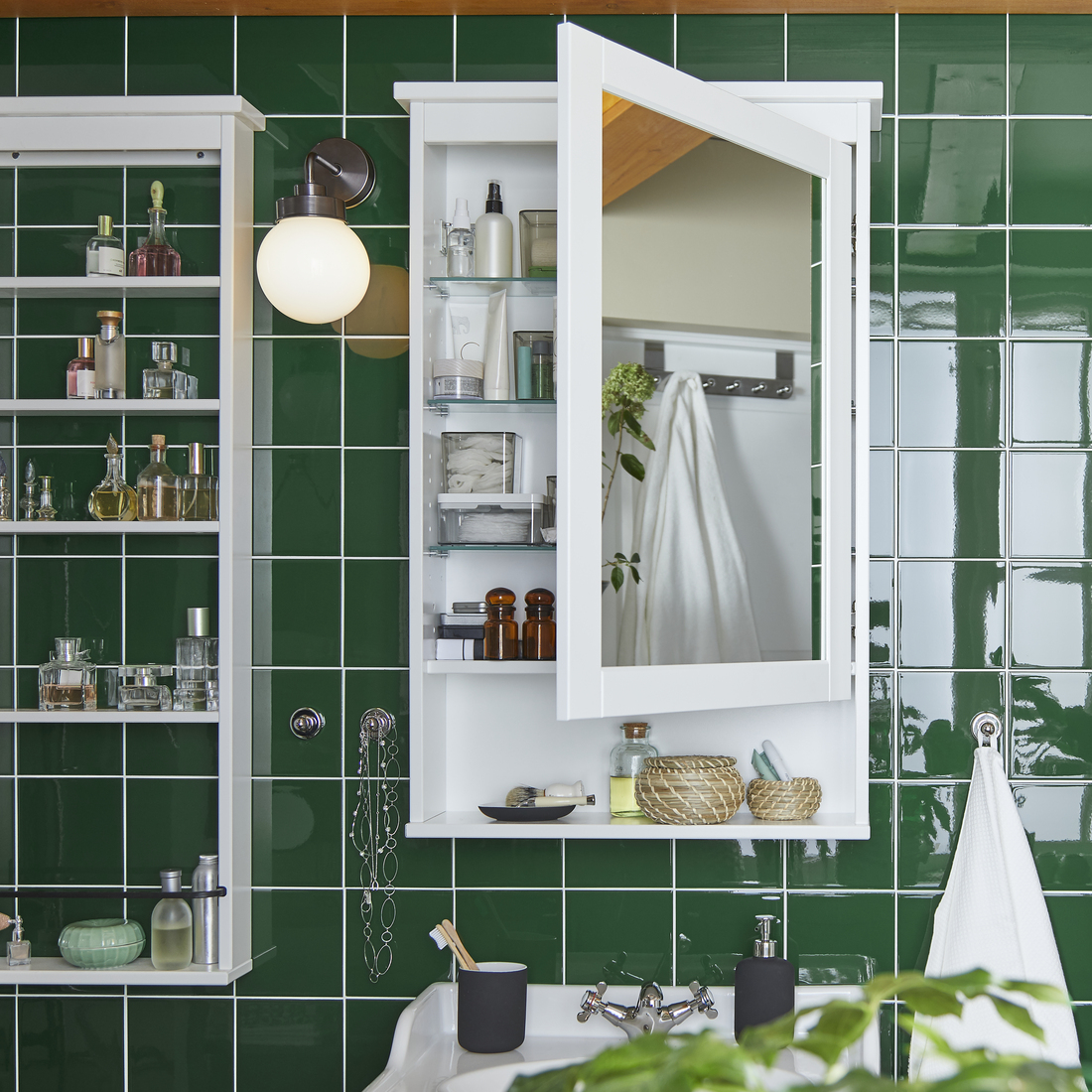 HEMNES, mueble de baño con espejo y 1 puerta. 2 de 4 open dialog