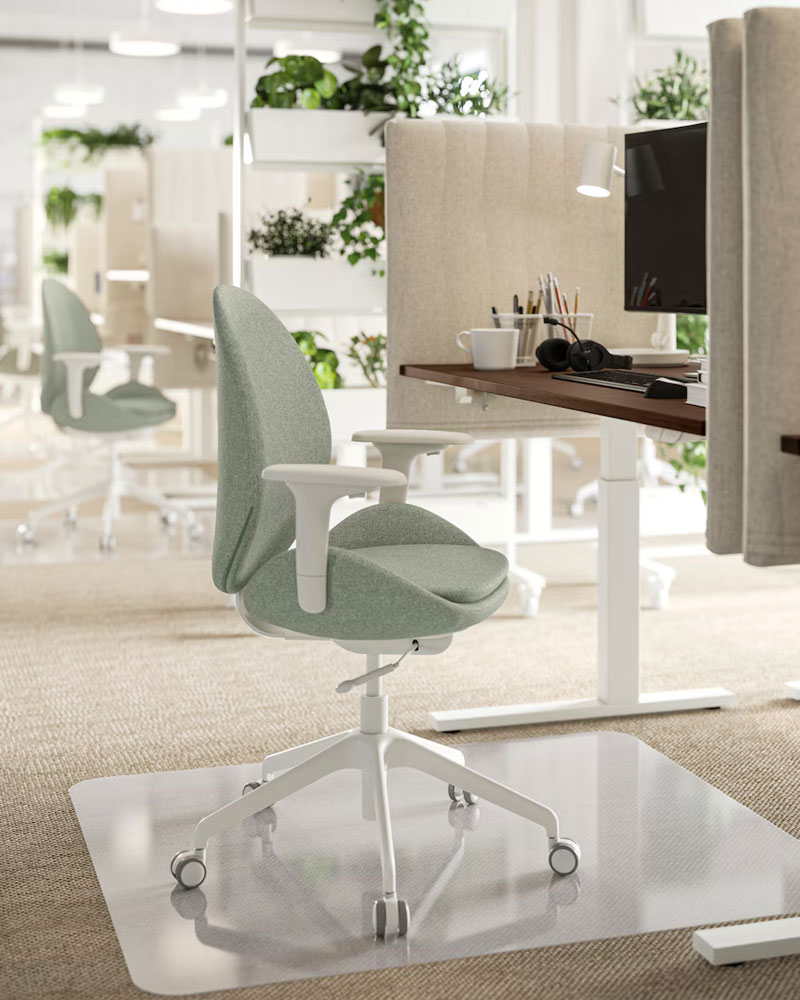 Work chair and desk light colors in an office cubicle