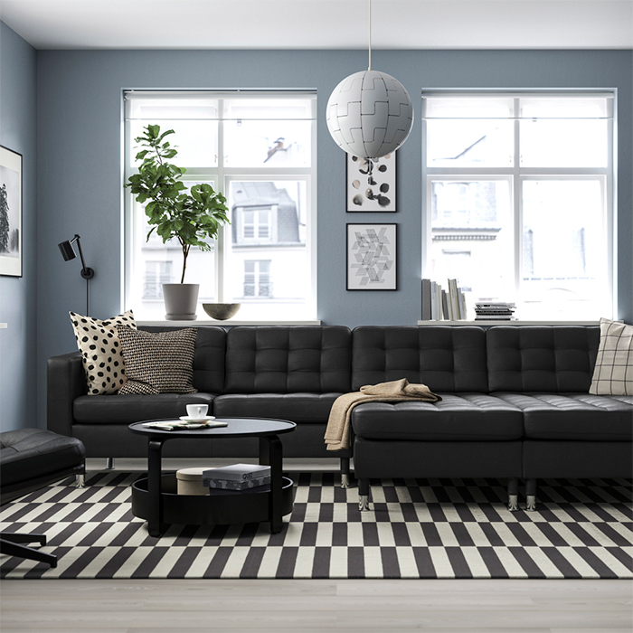 Una sala de estar amplia con un sofá LANDSKRONA de 4 plazas con cojines SPIKKLUBBA, KUSTFLY y ODDNY. También incluye una mesa de café BORGEBY y una lámpara colgante IKEA PS 2014.