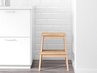 Escalera tipo taburete en una esquina de la cocina.