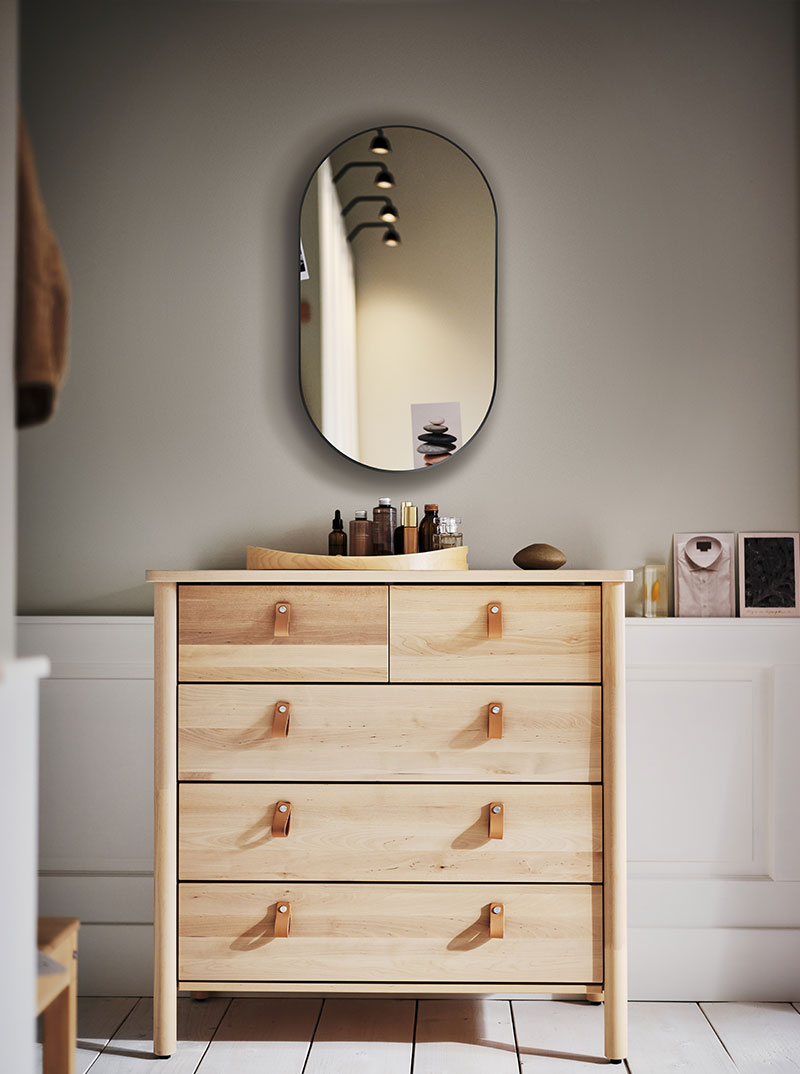 Five-drawer vertical chest of drawers in pine, and large round mirror in environment