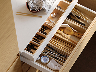 Cajón de cocina abierto con cubertero UTRUSTA, organizando cuchillos, tenedores, cucharas y palillos. Mantén tus utensilios siempre en orden.