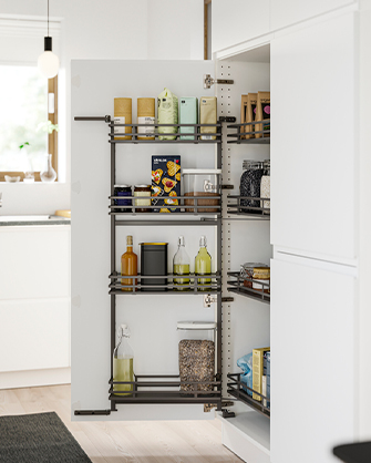 Interior de un armario de cocina blanco con estantes y soluciones extraíbles UTRUSTA, organizando alimentos y botellas. Maximiza el espacio de tu despensa.