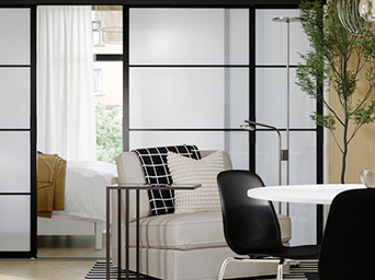 comedor y salón separados por un separador de ambientes