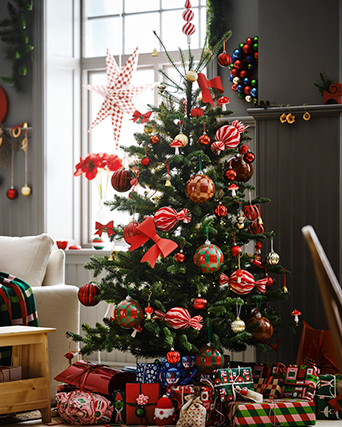 Un árbol de Navidad decorado hasta arriba con detalles en color rojo