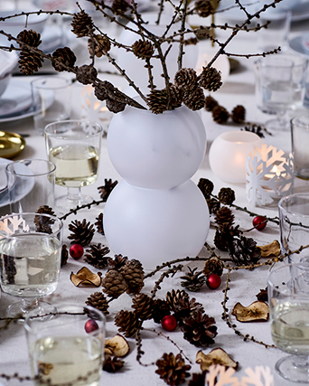 Florero blanco decorando una mesa navideña