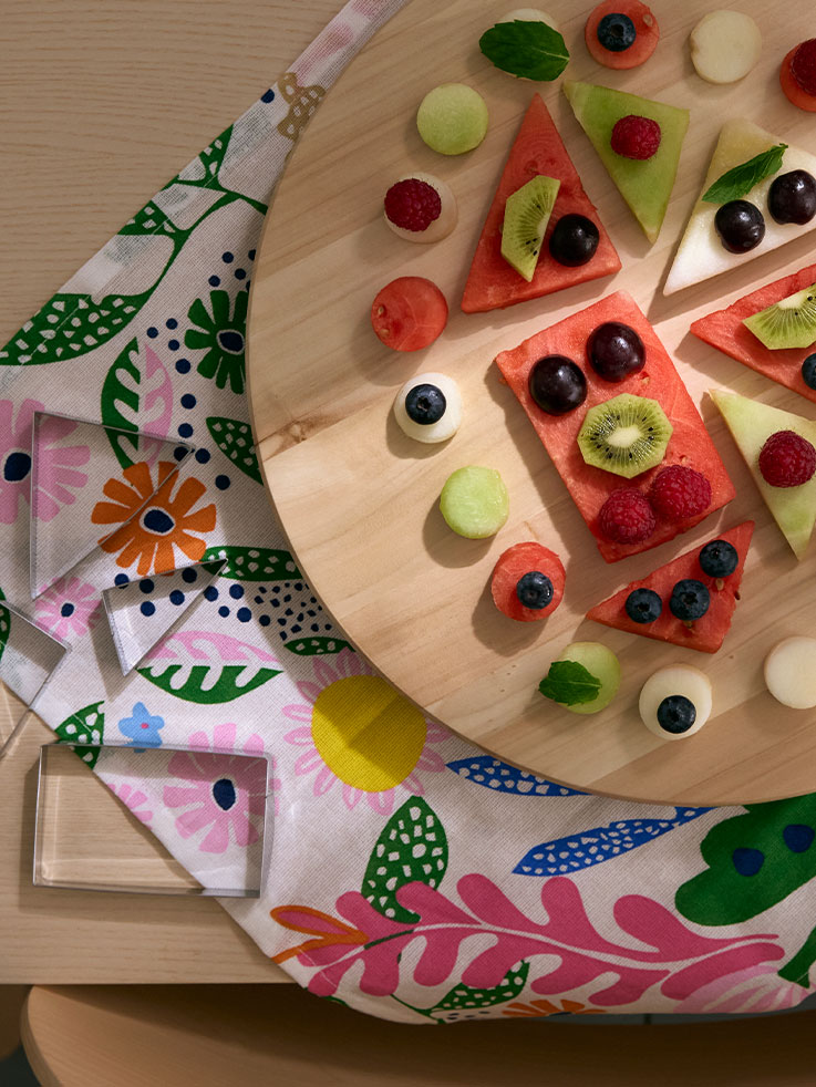 SNUDDA lazy susan tray with lots of different fruit cut into pieces and placed in a circle, picture shot from above.