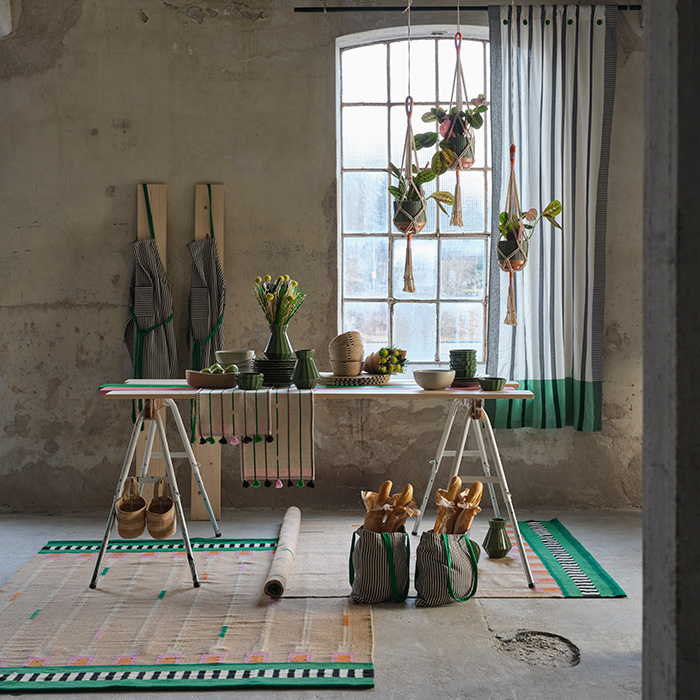 Partes de la colección MÄVINN están expuestas sobre una mesa y colgadas frente a una ventana en una habitación con aspecto industrial.