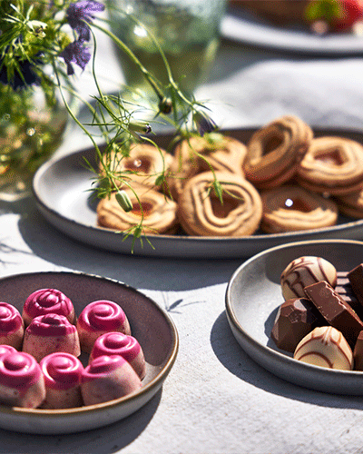 mujer con helado y café