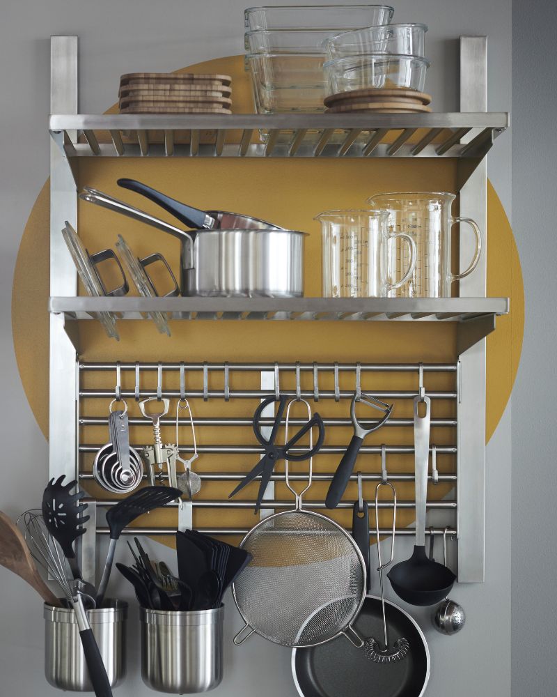 KUNGSFORS rail with shelf and grid used for kitchen organization, holding IKEA 365+ containers, TILLAGD cutlery and MIDDAGSMAT pans.