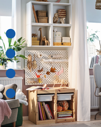 Habitación infantil con estantería blanca, panel organizador y cajas de madera con libros y juguetes.
