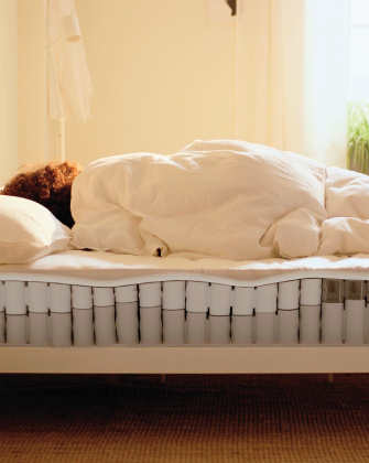 Mujer durmiendo en el colchón