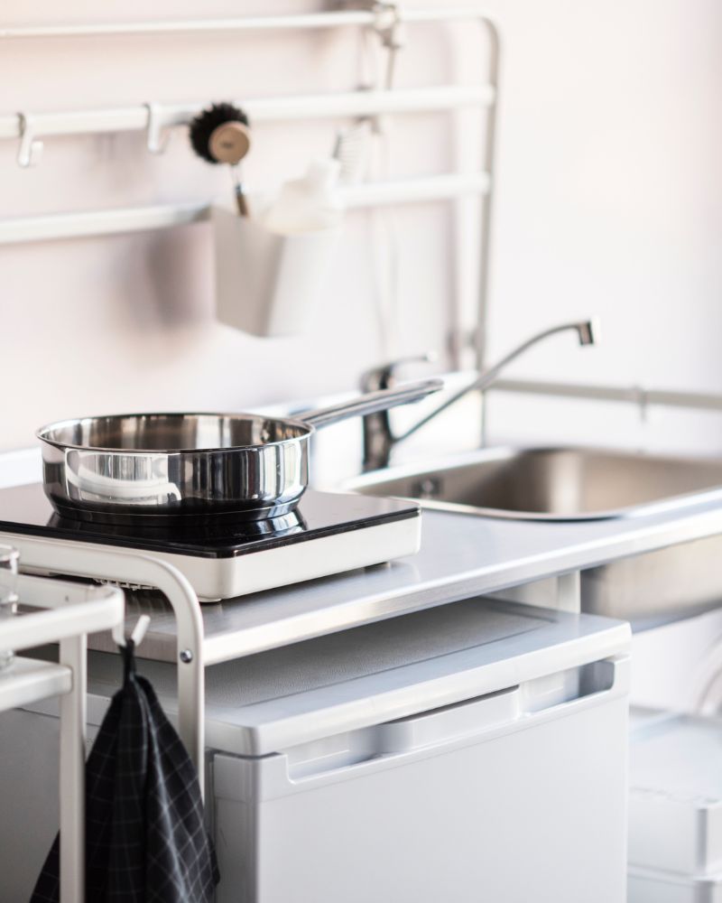 Practical kitchen with TILLREDA stove, IKEA 365+ pan, LAGAN fridge and SUNNERSTA mini kitchen in white steel.