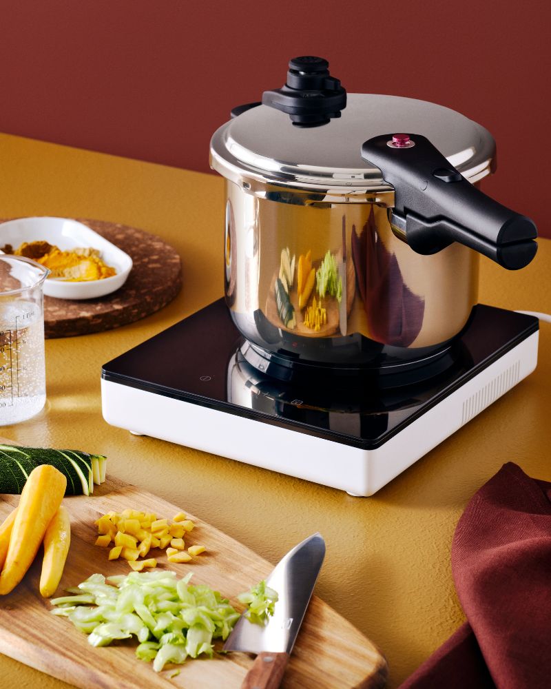 Kitchen prep with FASCINERA cutting board, VARDAGEN knife, IKEA 365+ pressure cooker and HEAT trivet on the table.