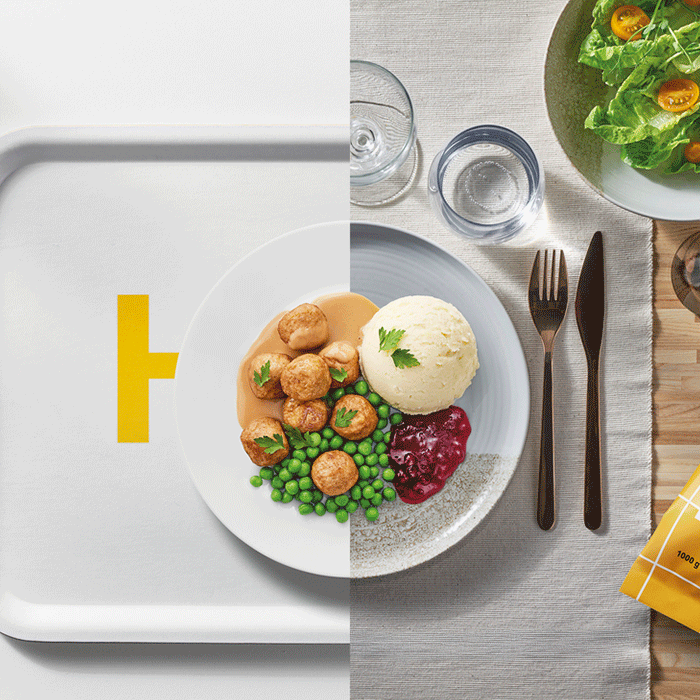 Vista dividida de albóndigas HUVUDROLL con guisantes y puré: mitad en una bandeja blanca de restaurante y mitad en una mesa vestida con cubiertos.