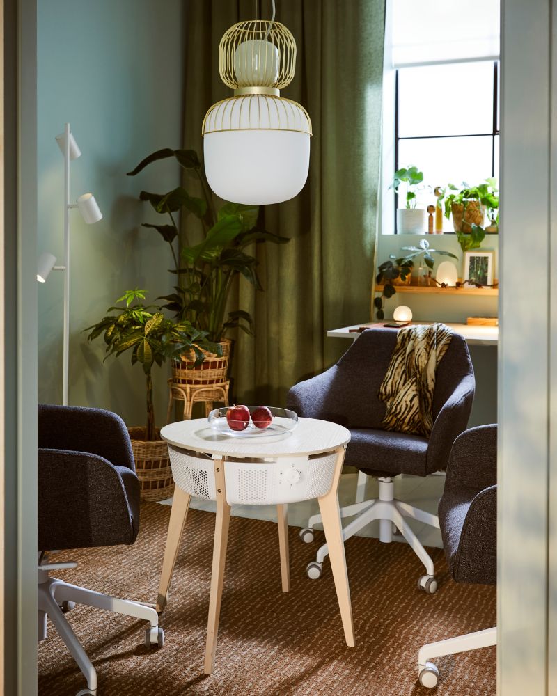 Small eating area with TOSSBERG/LÅNGFJÄLL chair, NYMÅNE lamp, DYTÅG curtains and KLYNNON & SOJABÖNA pots.