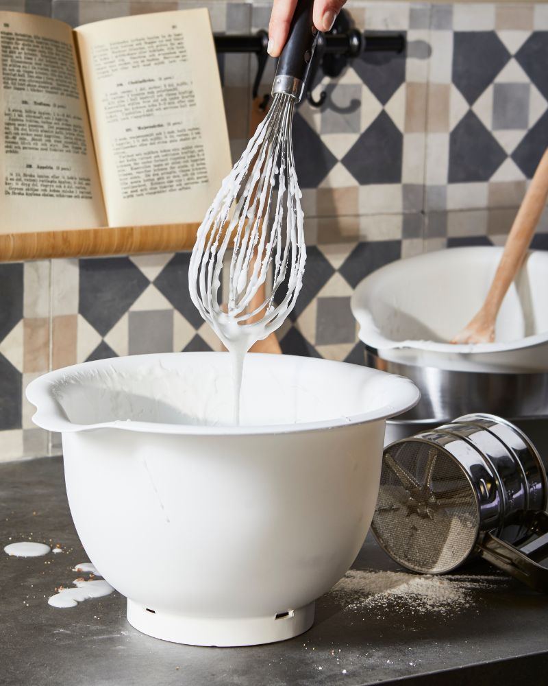 Rustic kitchen with SÄLJAN countertop, VISPAD bowl set of 2, IDEALISK sieve, RÖRT spoon and BLANDA BLANK serving bowl.