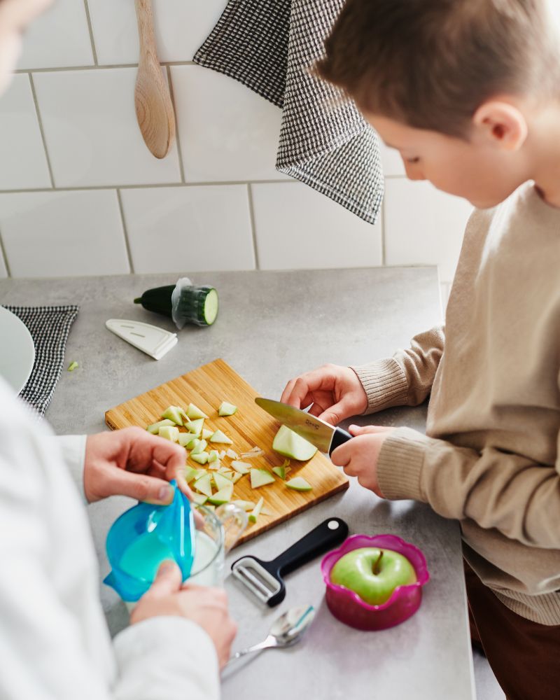 Bright kitchen with EKBACKEN countertop, APTITLIG board, VÖRDA knife, DRAGON spoon, ÖVERMÄTT lids and IKEA 365+ cup.