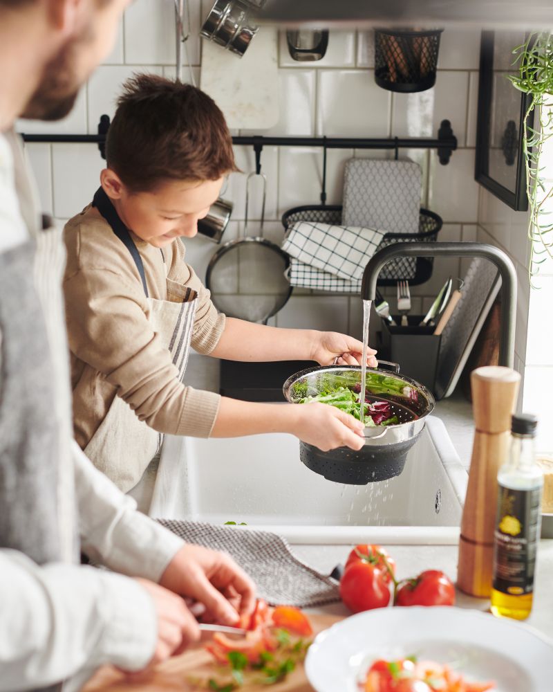 Functional kitchen with HAVSEN sink, ÄLMAREN faucet, KLOCKREN colander, APTITLIG board, INTRESSANT grinder, RINNIG towel and HULTARP rail.
