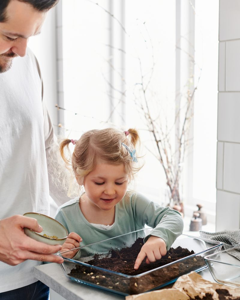 Calm kitchen with SÄLJAN countertop, MIXTUR oven dish and GLADELIG bowl