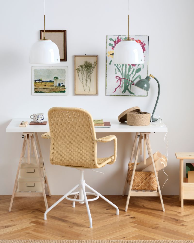 A bright workspace with LAGKAPTEN/MITTBACK desk and STIGBYGEL chair, lit by MUDDERVERK pendants and styled with RÖDALM frames.