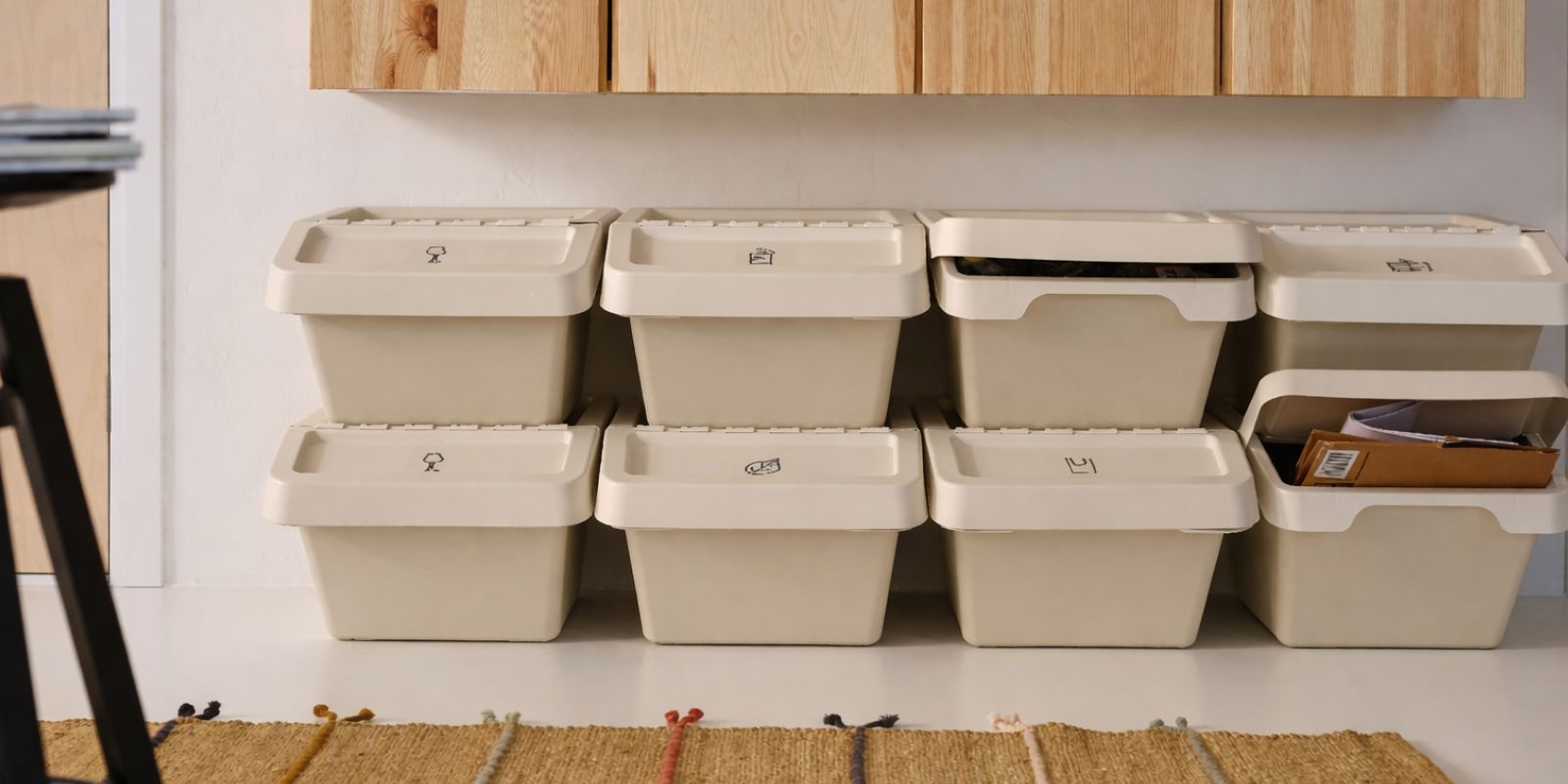 Organized space for recycling with SORTERA bins, RAKLEV rug and IVAR cabinet, keeping the area clean and practical.