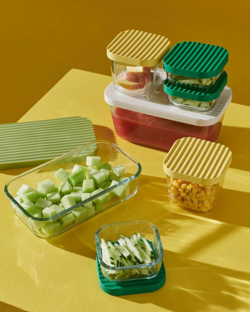Vibrant space using HAVSTOBIS containers to organize and showcase fresh meal prep.