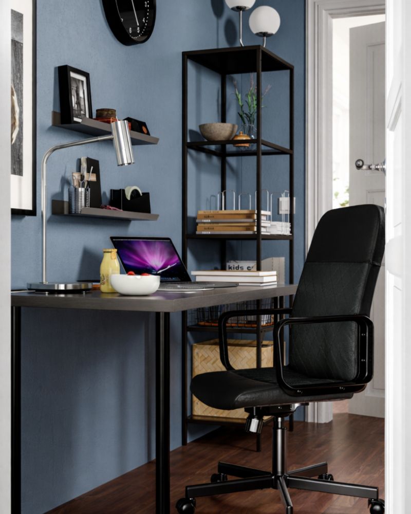 A compact home office with the LINNMON/ADILS desk, RENBERGET chair and VITTSJÖ shelves, lit by the SIMRISHAMN table lamp.