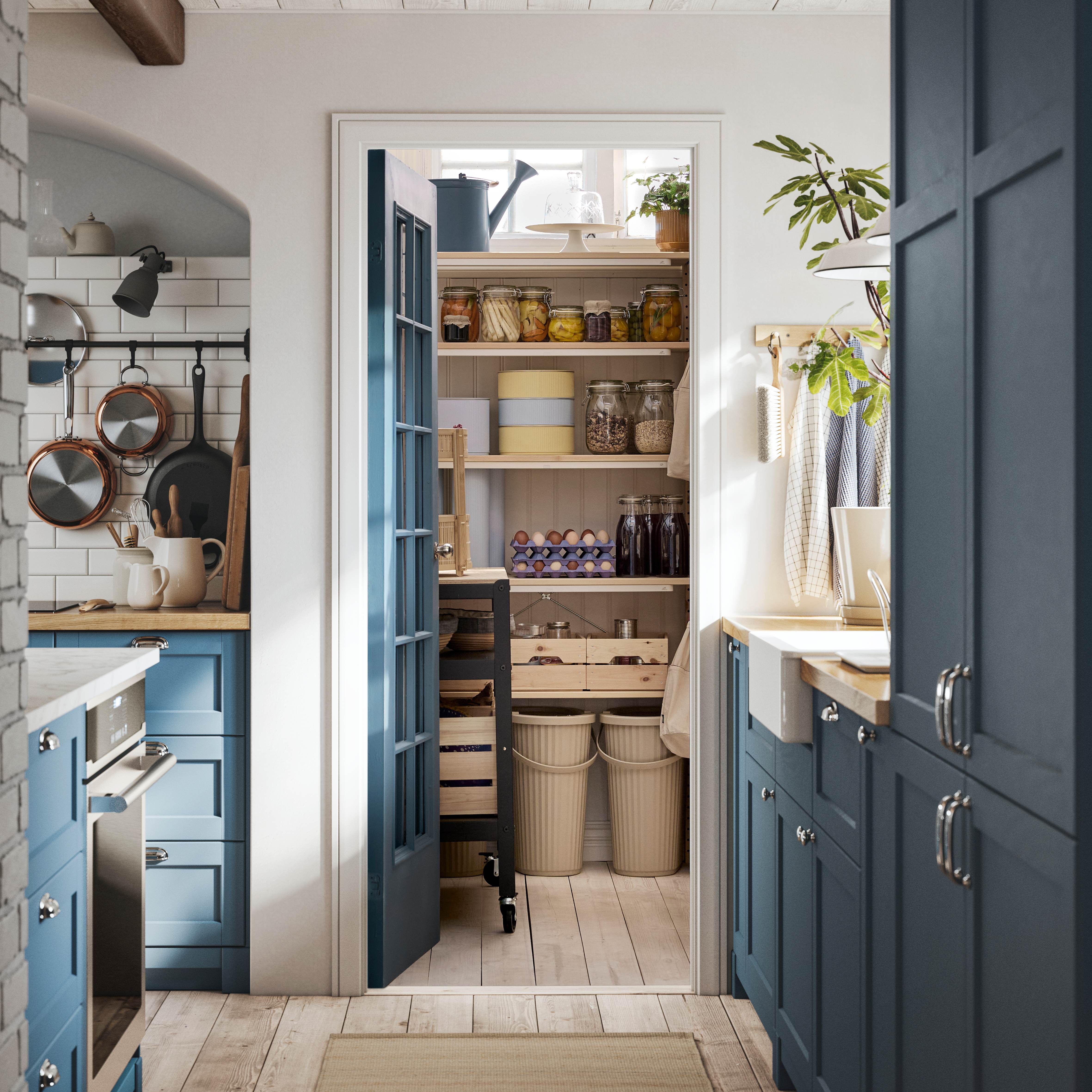 Despensa de cocina con estantes de madera llenos de frascos, alimentos y contenedores organizados.
