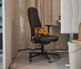 Silla de oficina negra con respaldo de malla