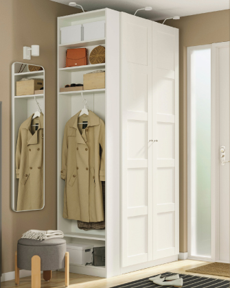 Clóset organizado con ropa colgada y cajones blancos.