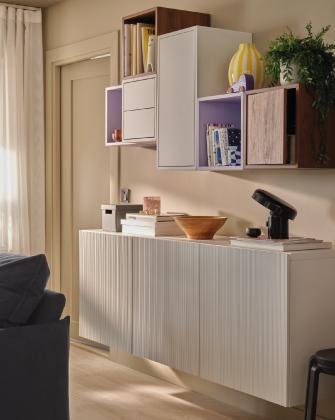 Mueble flotante blanco con estantes decorativos en una sala moderna.