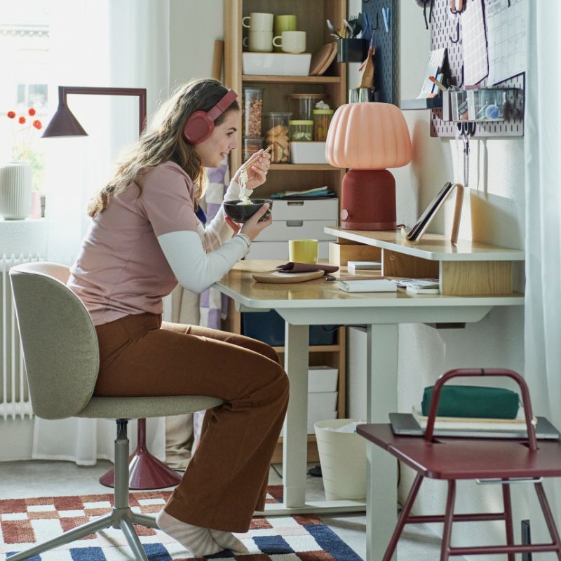 Cozy bedroom with TRAVSPORT sit/stand desk, KRYLBO swivel chair, SKÅDIS pegboard, BILLY bookcase and KULGLASS lamp.
