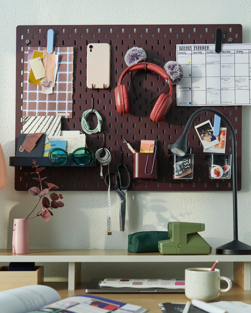 Organized workspace with SKÅDIS pegboard, NÄVLINGE work lamp, TRAVSPORT sit/stand desk and FRÖVÄXT vase.