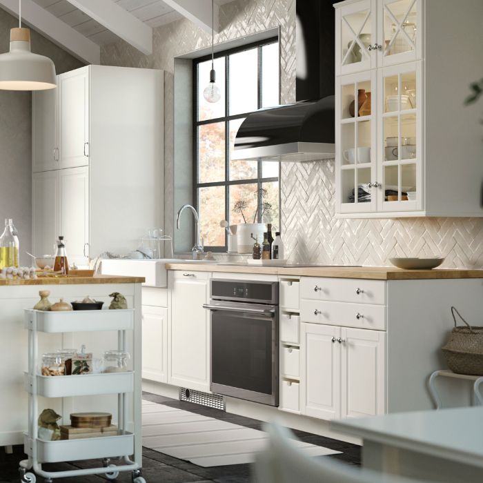 Elegante cocina con TORNVIKEN banco de trabajo, BODBYN puertas, HAVSEN fregadero y BUNKEFLO lámpara.