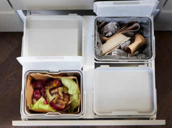 Práctica cocina con HÅLLBAR solución de reciclaje para organizar residuos y restos de alimentos.