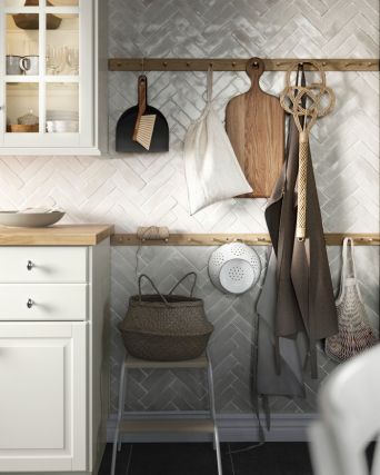 Organizada cocina con HÖVOLM perchero, BODBYN puertas, KARLBY encimera y FLÅDIS canasta.