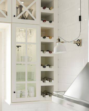 Elegante cocina con TORNVIKEN armario abierto, BODBYN puerta de vidrio y SEKTION vitrina mural.
