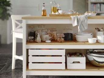 Acogedora cocina con TORNVIKEN banco de trabajo, KNAGGLIG cajas, KORKEN recipientes y ROSENTORP taburete.