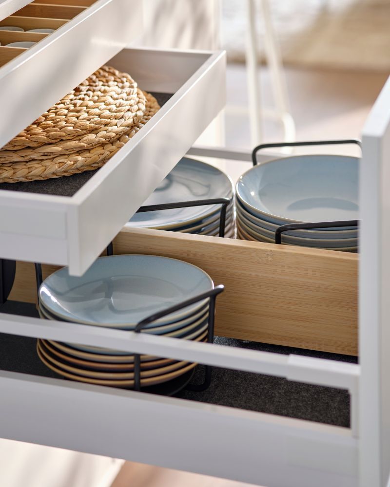 Organized kitchen with FÄRGKLAR dinnerware, UPPDATERA racks, VARIERA dividers and SOARÉ placemat.