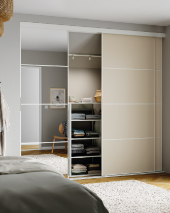 Armario con puertas corredizas, una de ellas con espejo, que revela un interior organizado para ropa y accesorios.