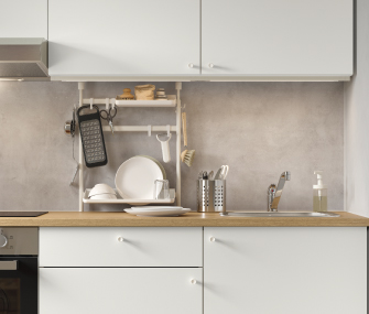 Cocina moderna con gabinetes grises, fregadero y accesorios organizados.