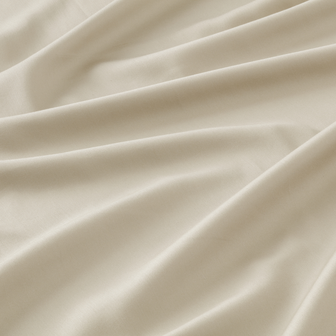 Tela color crema con pliegues suaves y textura lisa.