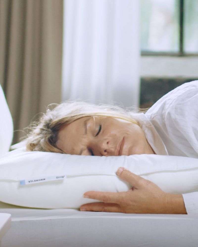 Peaceful bedroom with VILDKORN low pillow and NATTJASMIN fitted sheet, designed for soft comfort and restful sleep.