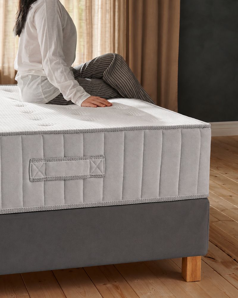 Comfortable bedroom with ÅKREHAMN foam mattress, LYNGÖR cover and BURFJORD legs, featuring a clean modern design.